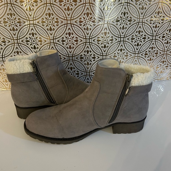Serra Women’s Ankle Booties. Size 9. Zip closure. Preowned. Good condition. - Picture 6 of 8